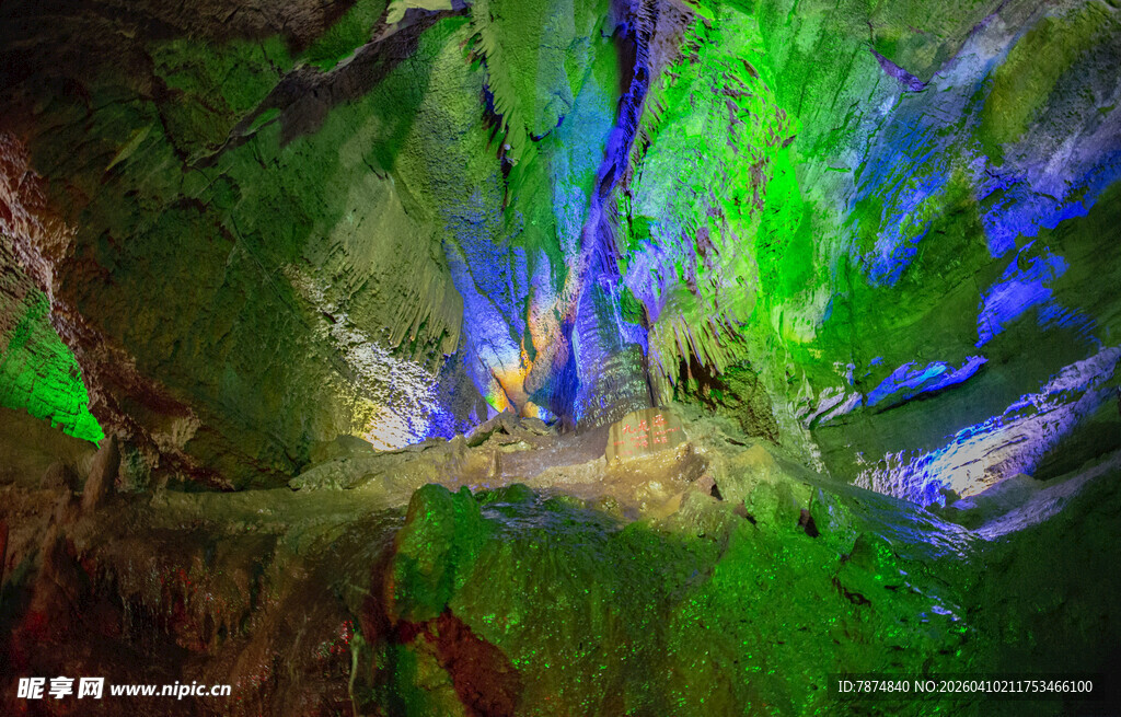 梦幻多彩的地下溶洞景观