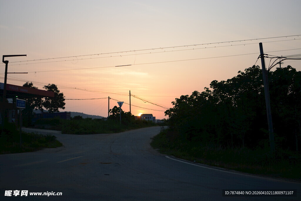乡村黄昏小路景色