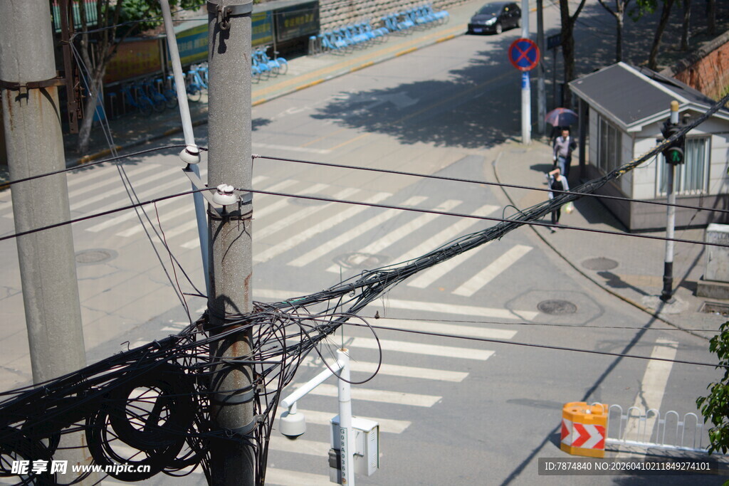 城市街道上方交错的电线