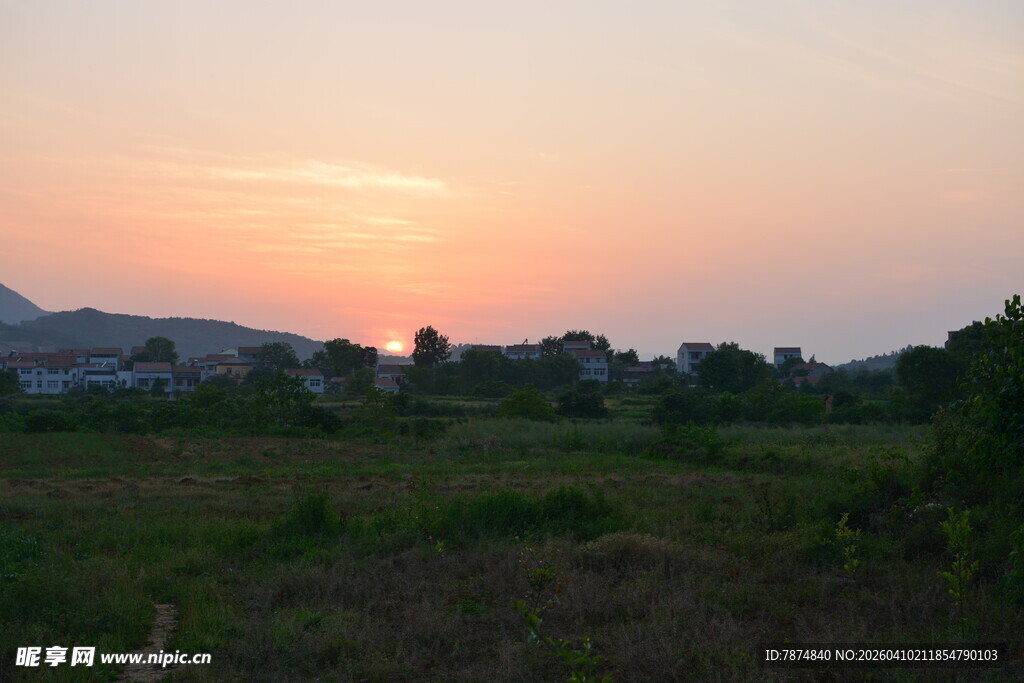乡村日落时分的田野风光