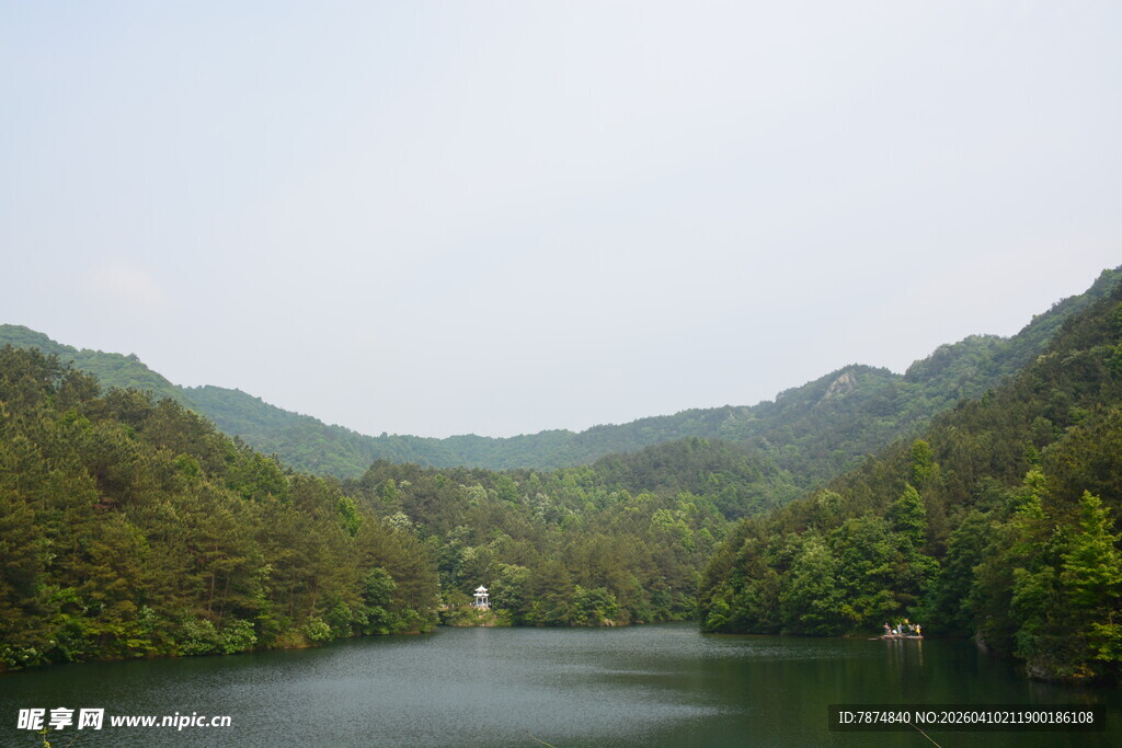 青山环抱中的静谧湖泊