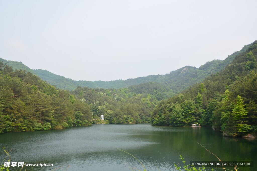 青山环抱的宁静湖泊