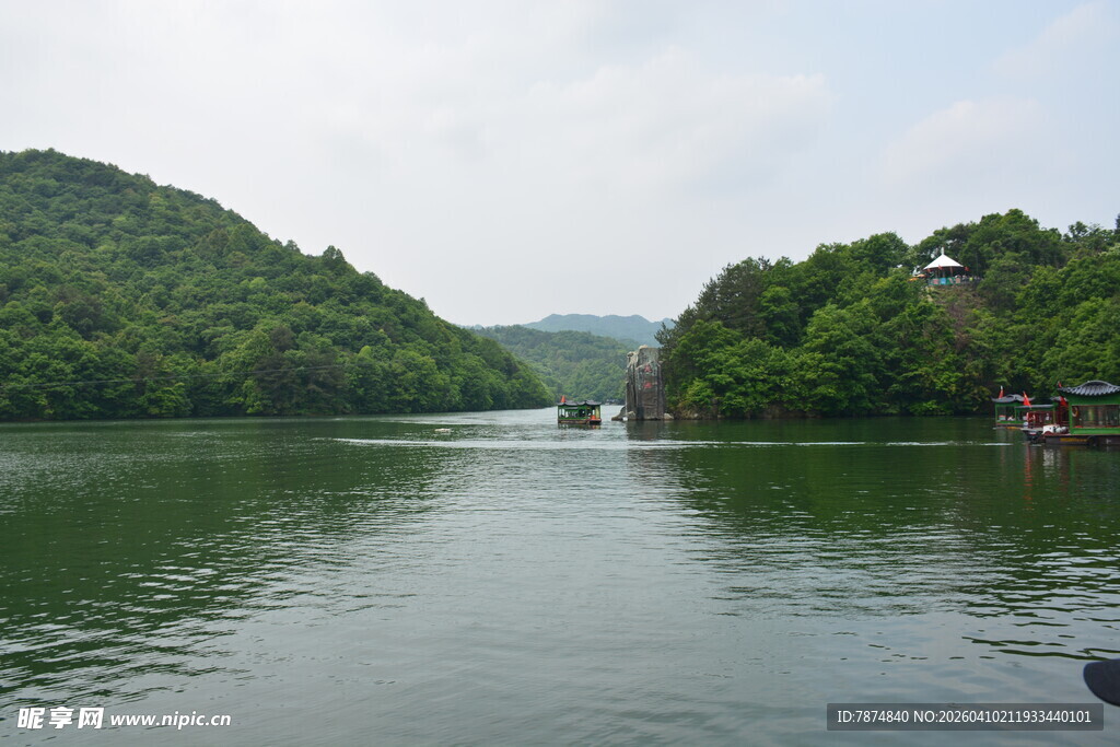 青山环绕的宁静湖水