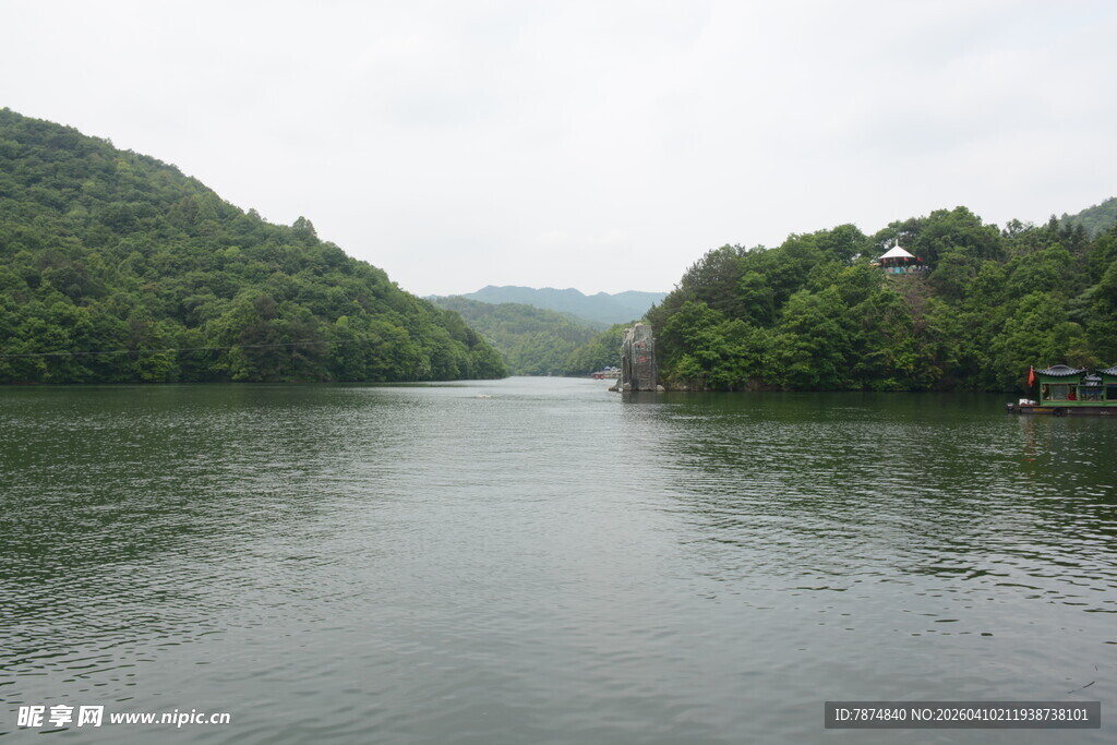 宁静河流与两岸葱郁山林