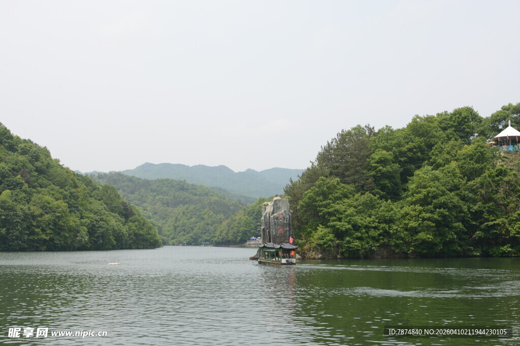 青山环绕的宁静湖水