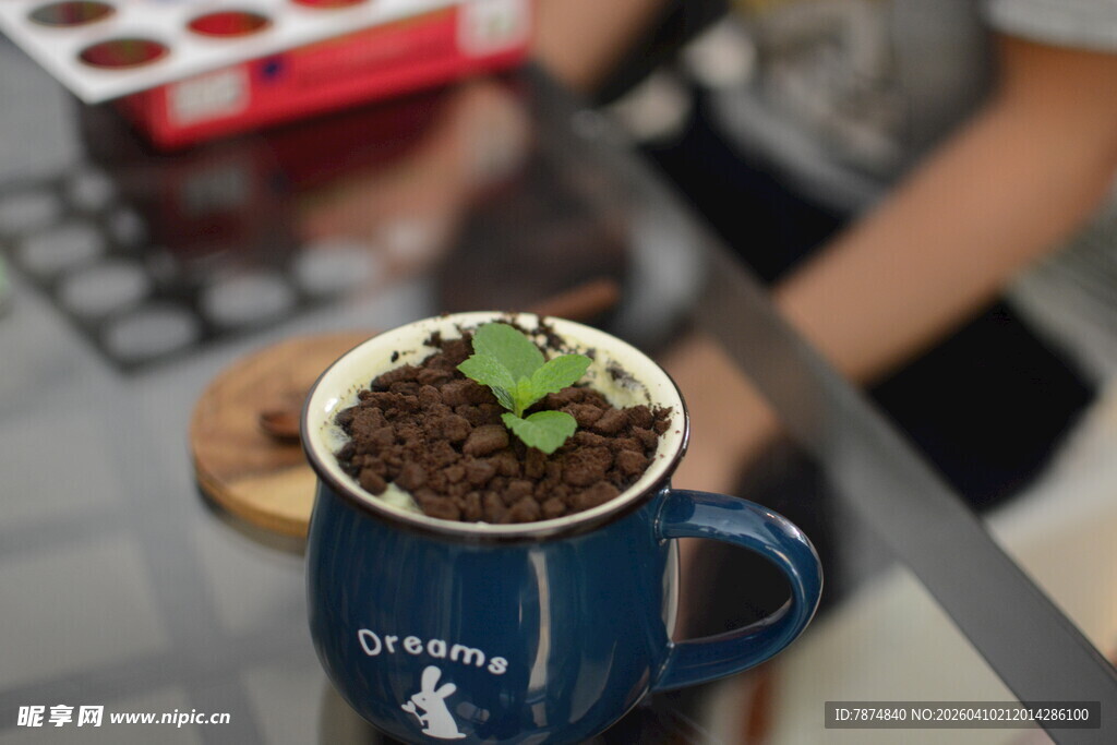 蓝色杯内绿植生机盎然