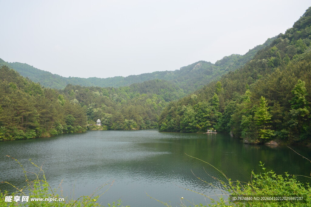 山间静谧湖泊风光