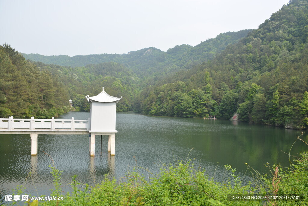 湖畔白亭伴青山绿水