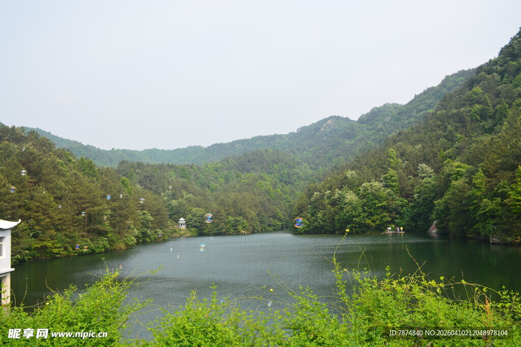 山间静谧湖泊美景