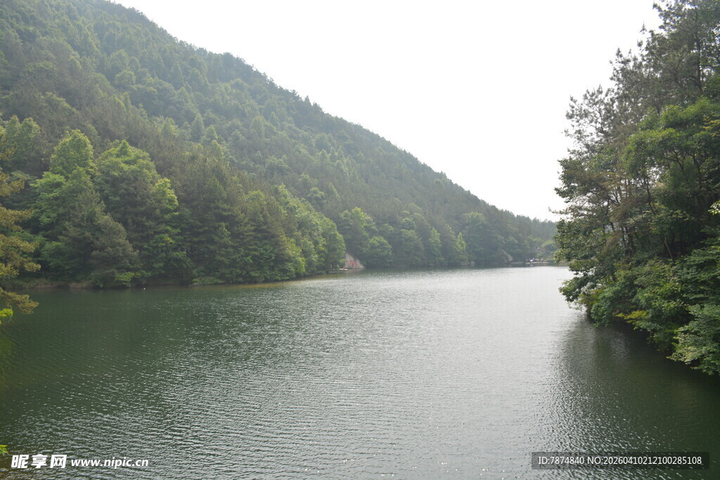 青山环抱的宁静湖水