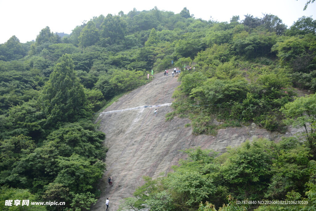 山间蜿蜒的水泥道路