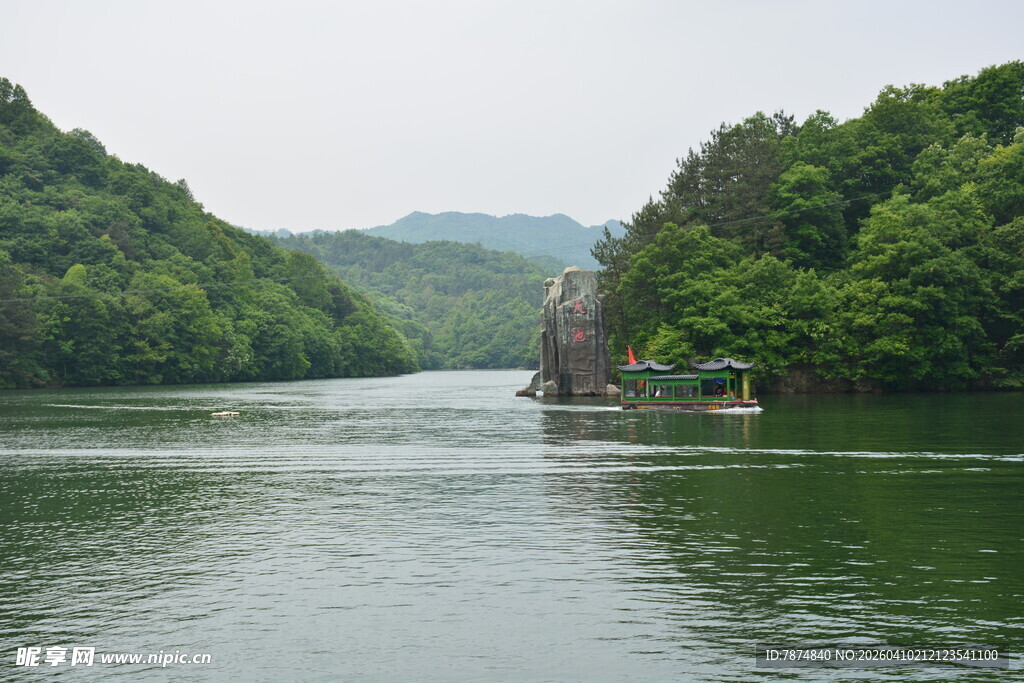 青山绿水间的静谧河道