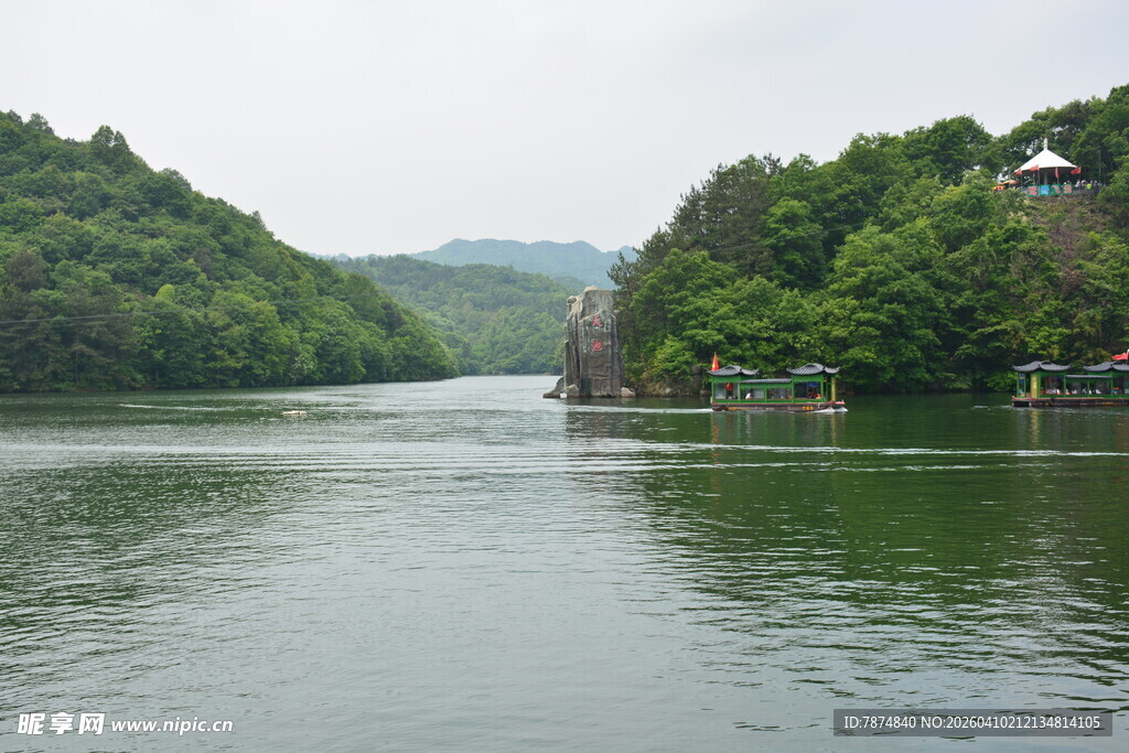 青山环抱的宁静湖水