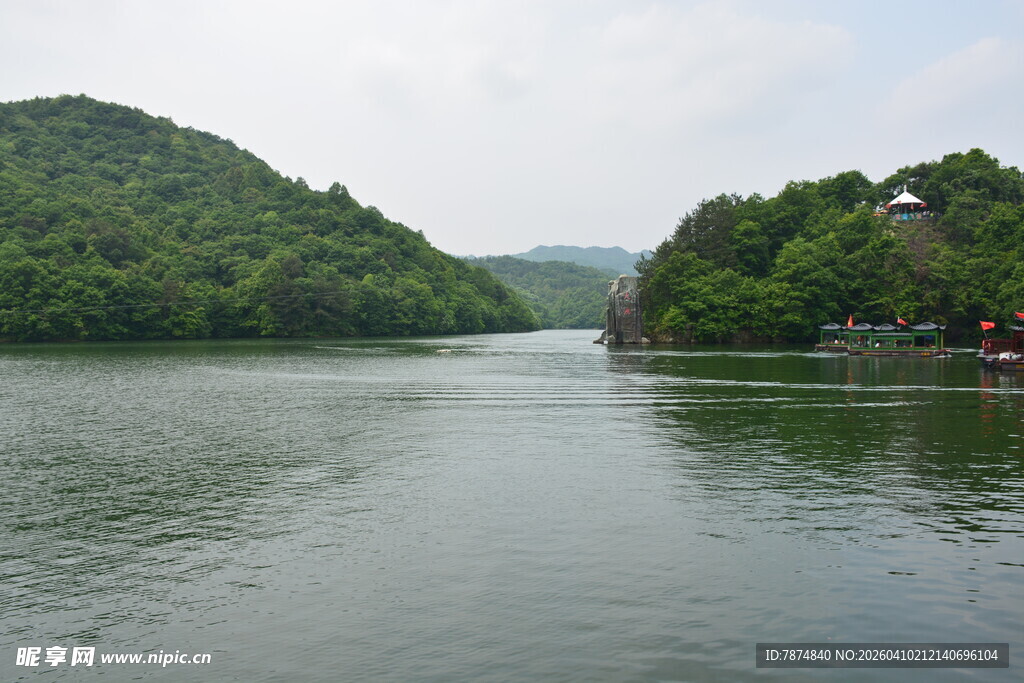 宁静山水间的秀丽湖景