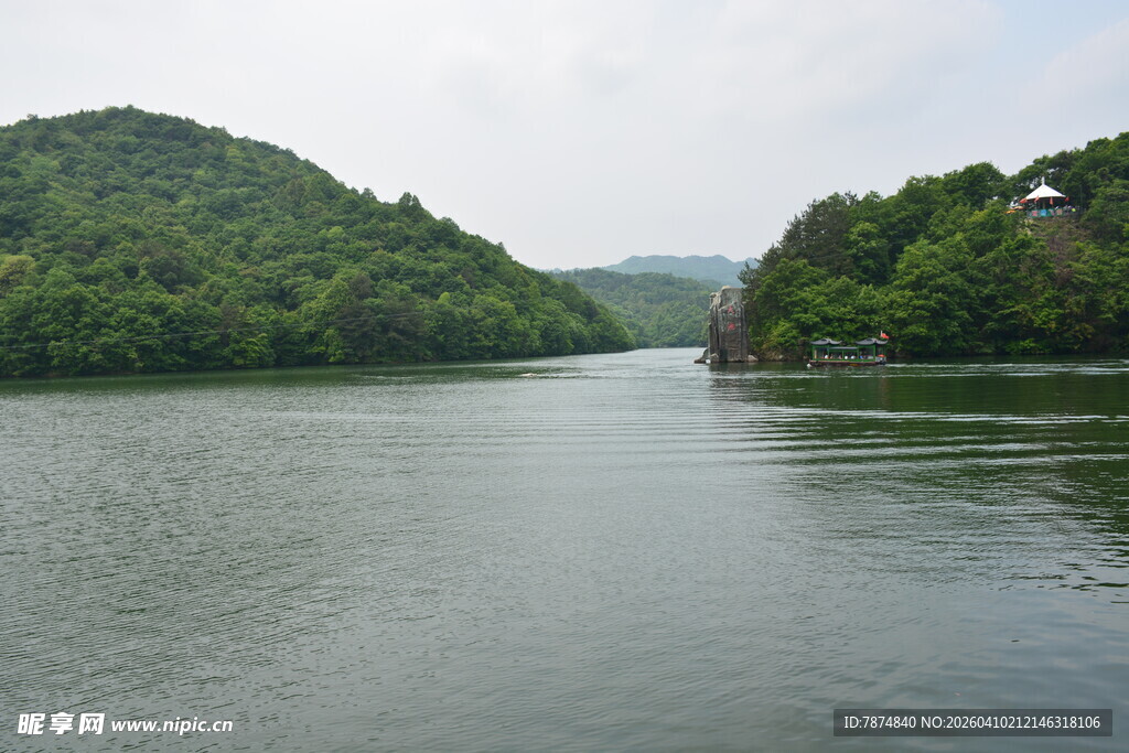 青山环绕的宁静湖水