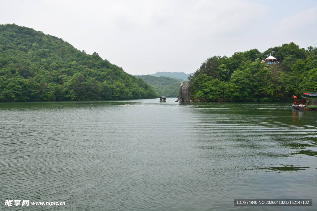 青山环抱的宁静湖泊