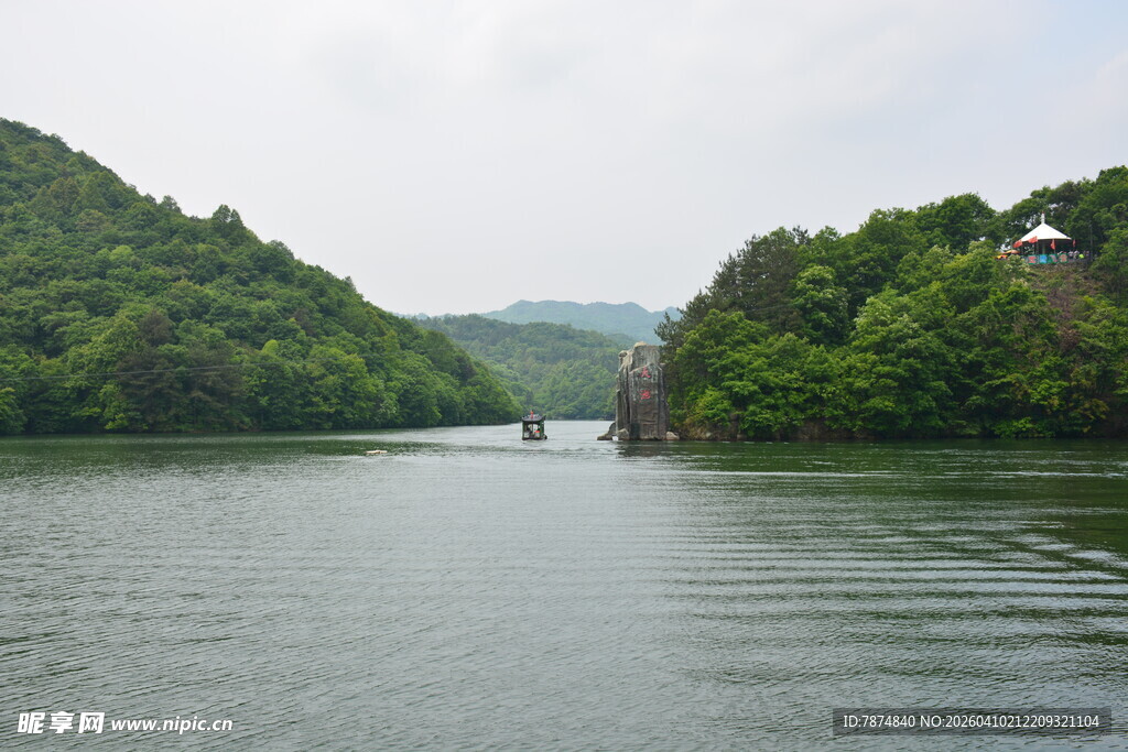 青山环绕的宁静湖泊