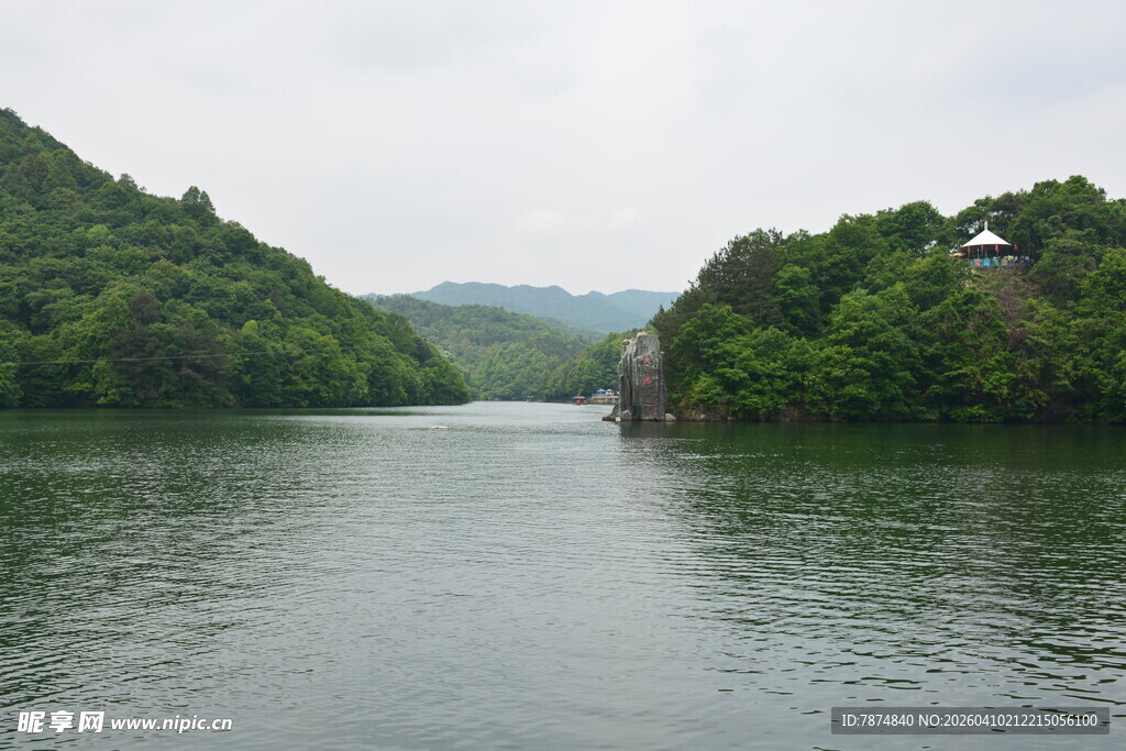 青山环抱的宁静河流
