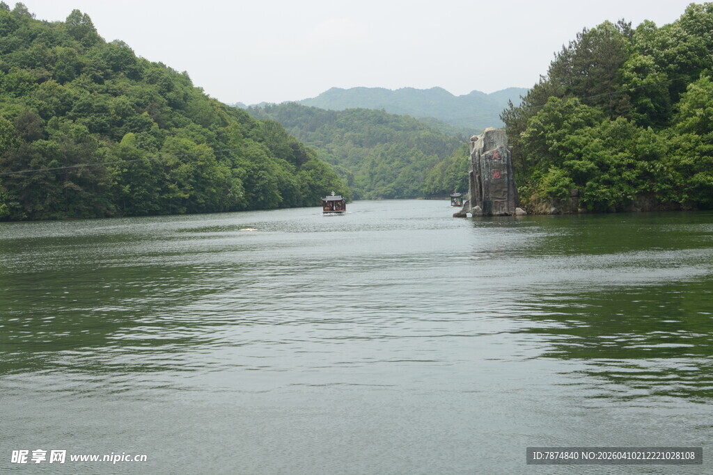 宁静河景 两岸绿树环绕