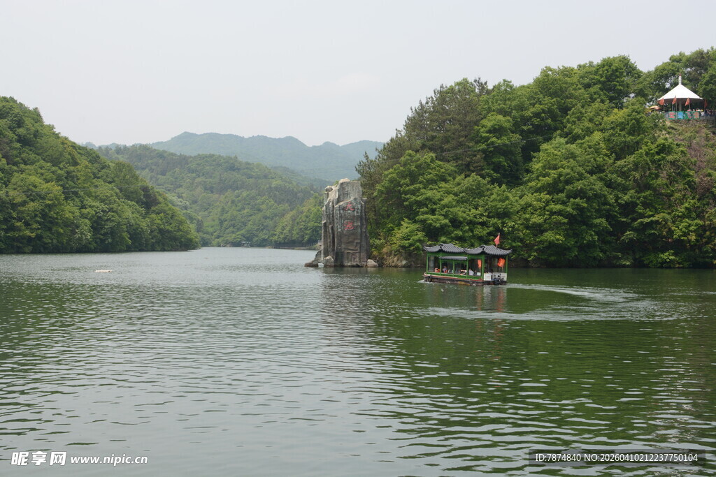 青山绿水间的静谧河流
