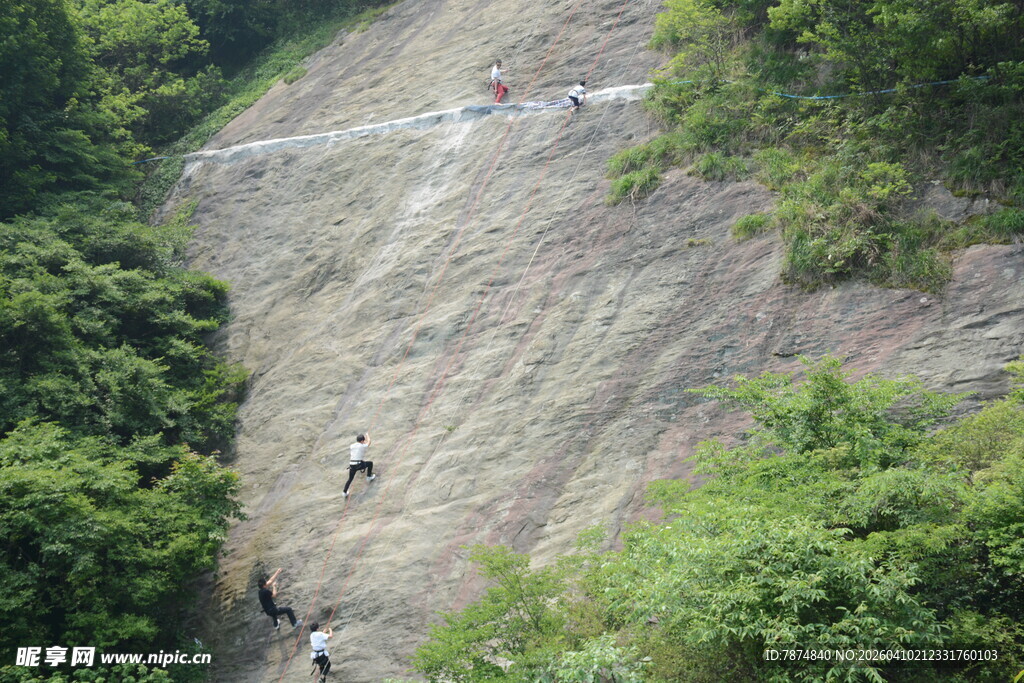 户外峭壁攀岩场景