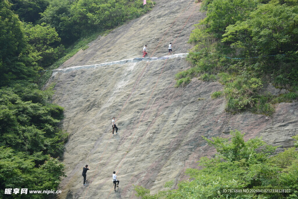 攀岩者挑战陡峭岩壁