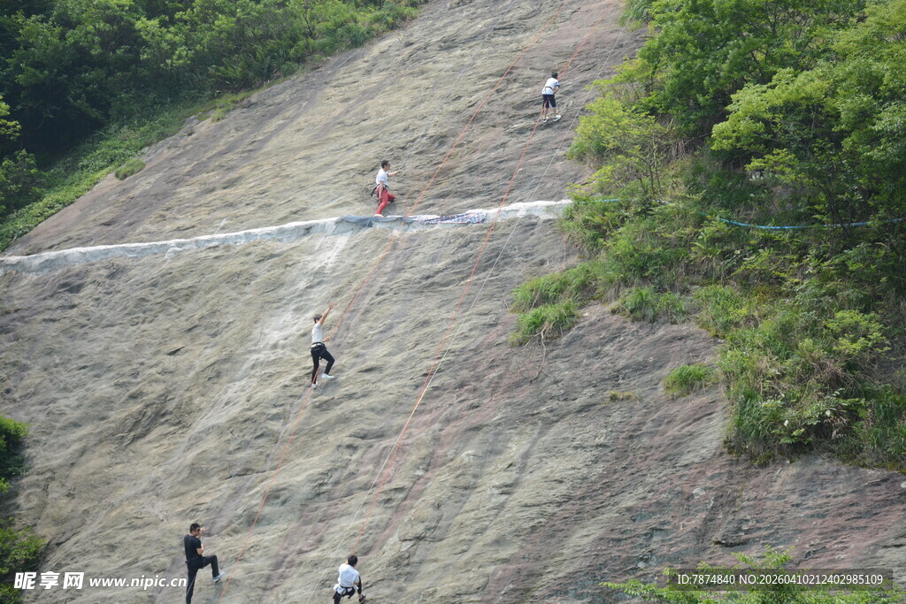 户外攀岩者挑战陡峭岩壁