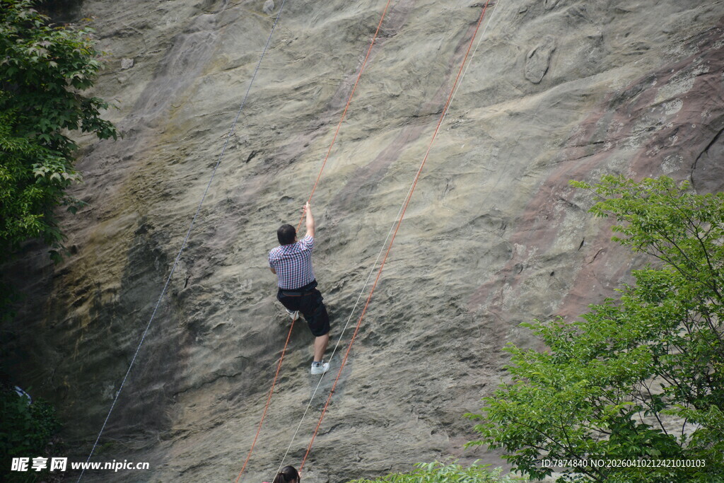 攀岩者挑战陡峭岩壁