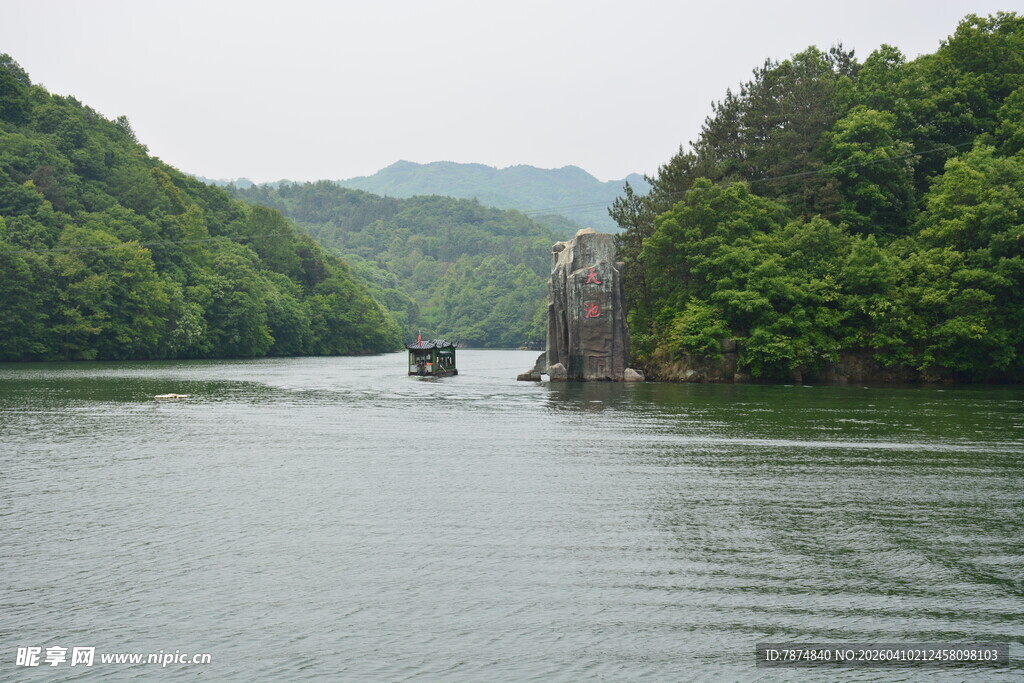 青山绿水间的宁静江河