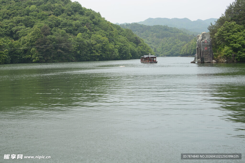 青山绿水间的泛舟景致