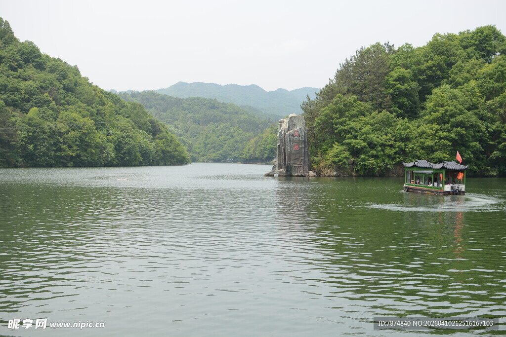 宁静河景中的游船与青山