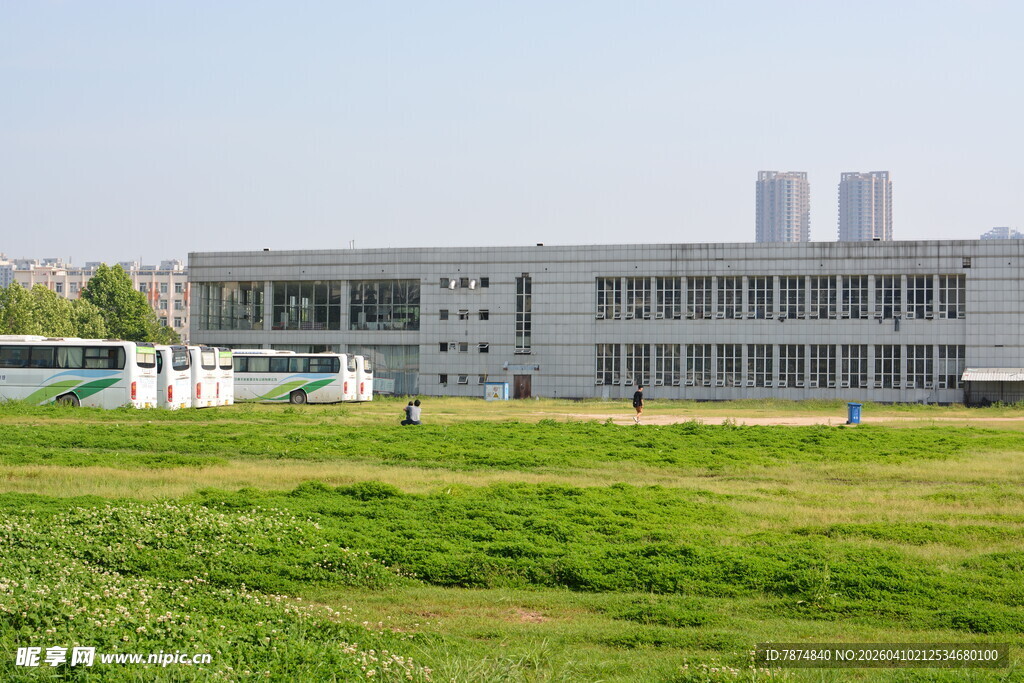 工厂旁的开阔绿地