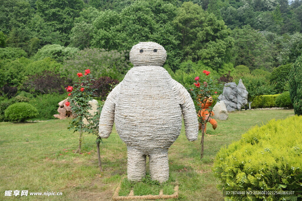 草坪上的大白雕塑