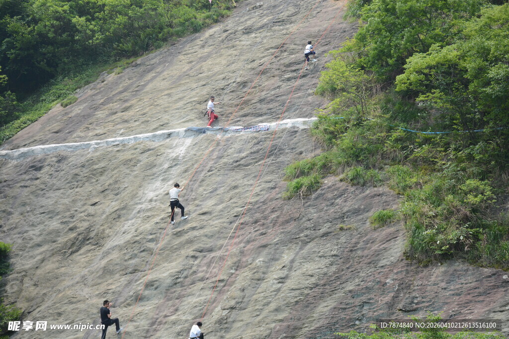 户外峭壁攀岩场景