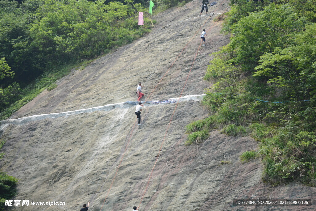 攀岩者挑战陡峭岩壁