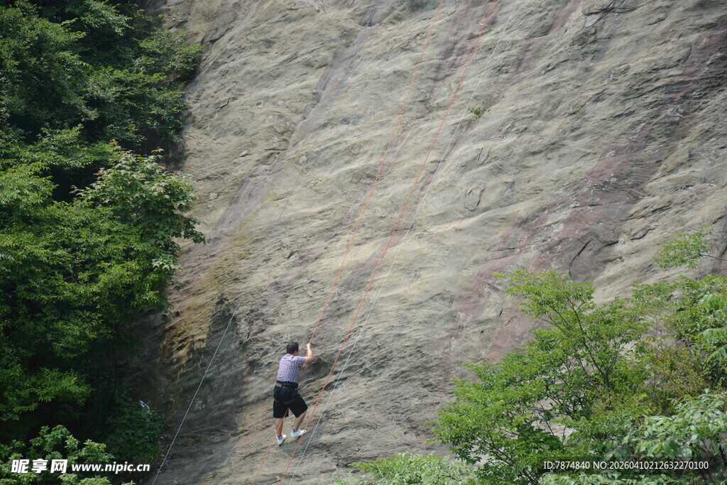 攀岩者挑战陡峭岩壁