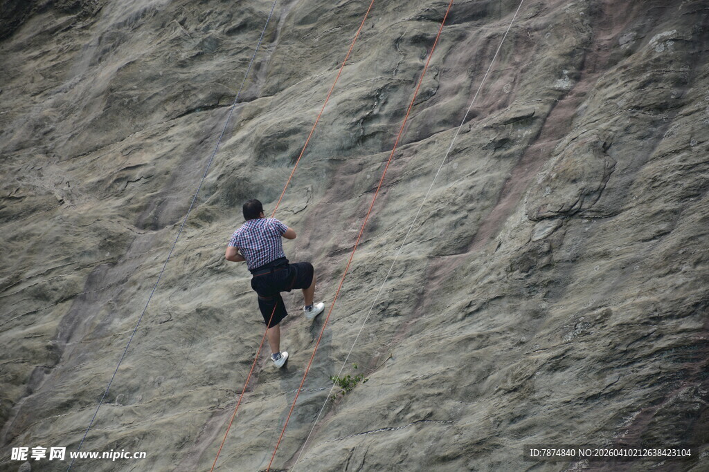 男子攀岩展现运动风采