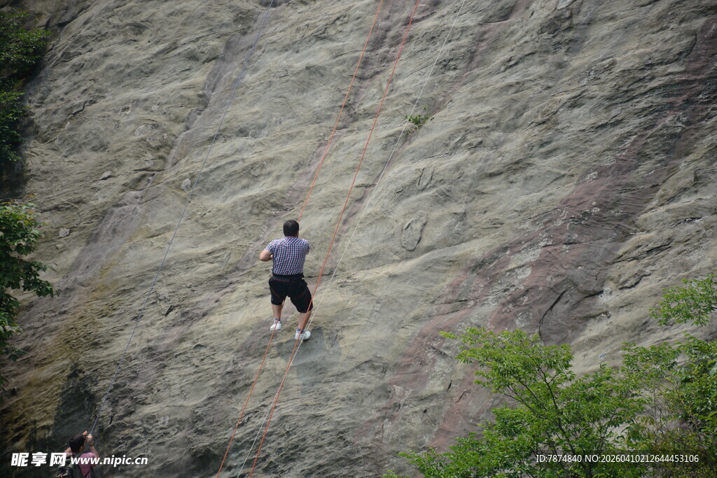 攀岩者挑战陡峭岩壁