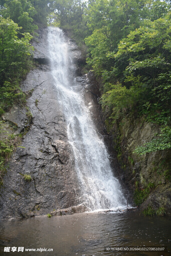 山间秀丽瀑布景观