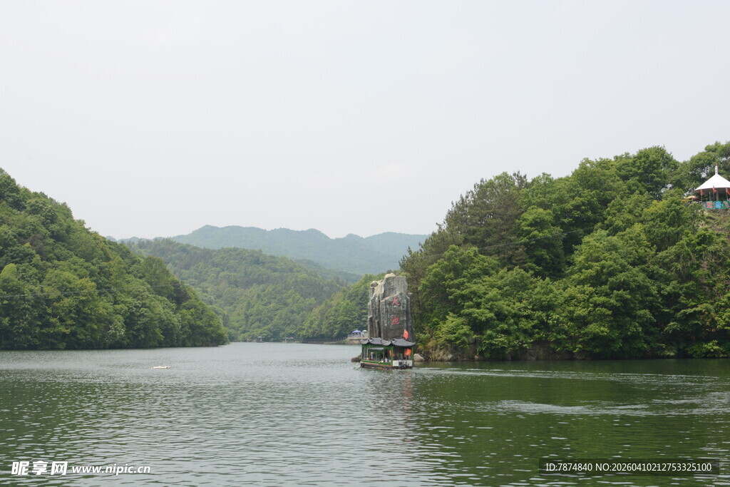 青山绿水间的静谧湖泊