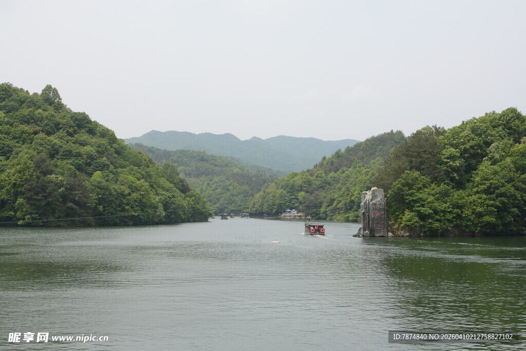青山绿水间的宁静河道