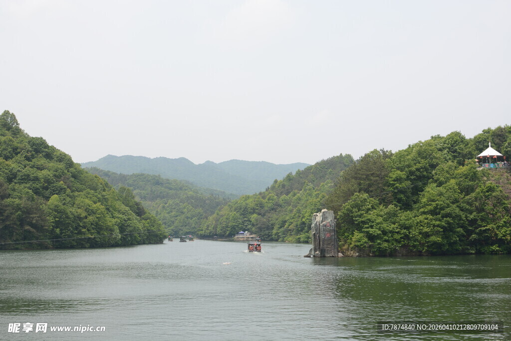 青山绿水间的宁静河道