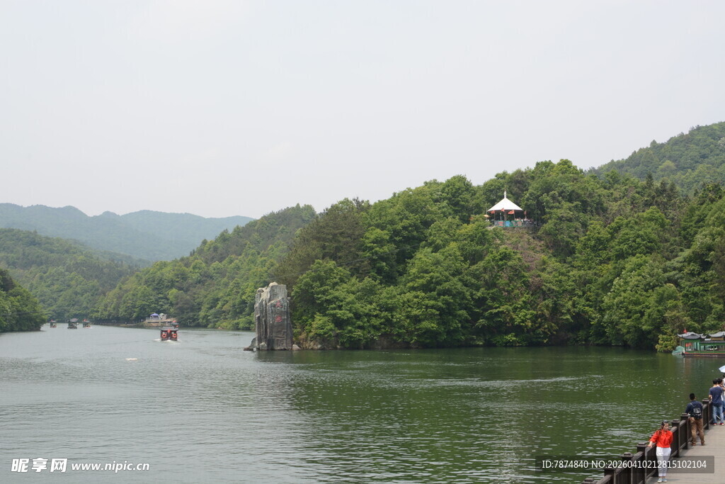 山水相依的宁静湖景