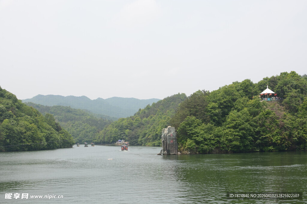 青山绿水间的宁静河道