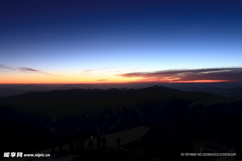 日落时分的壮丽天际线