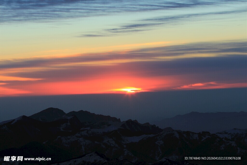 壮丽山间日落美景