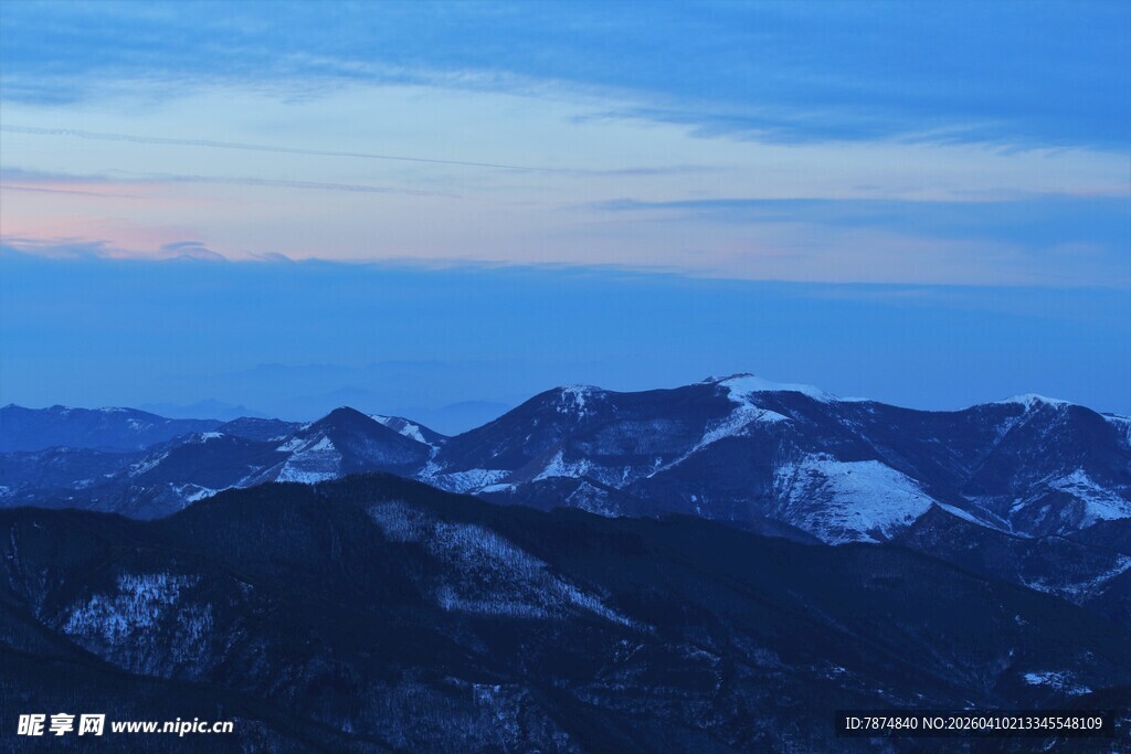 雪覆山峦的壮丽黄昏景色