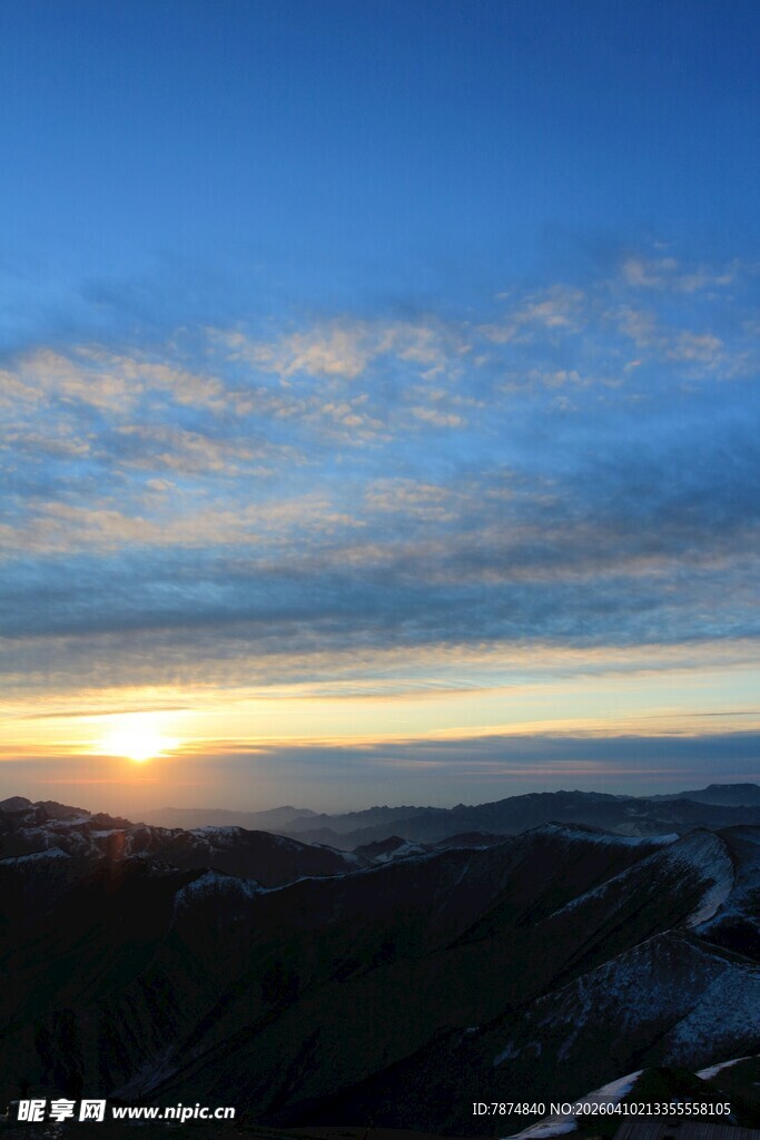日出时分的山峦美景
