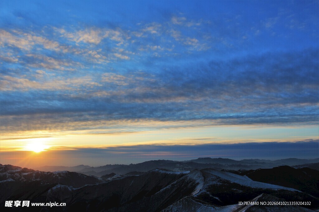 壮丽日出下的山峦美景