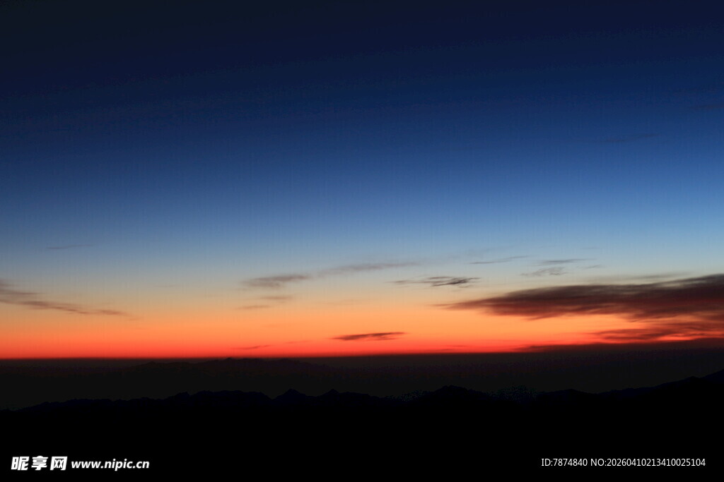 日落时分的绚丽天空